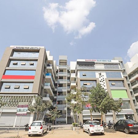 Oyo Flagship 86605 Hotel The Meriton 아흐메다바드 외부 사진