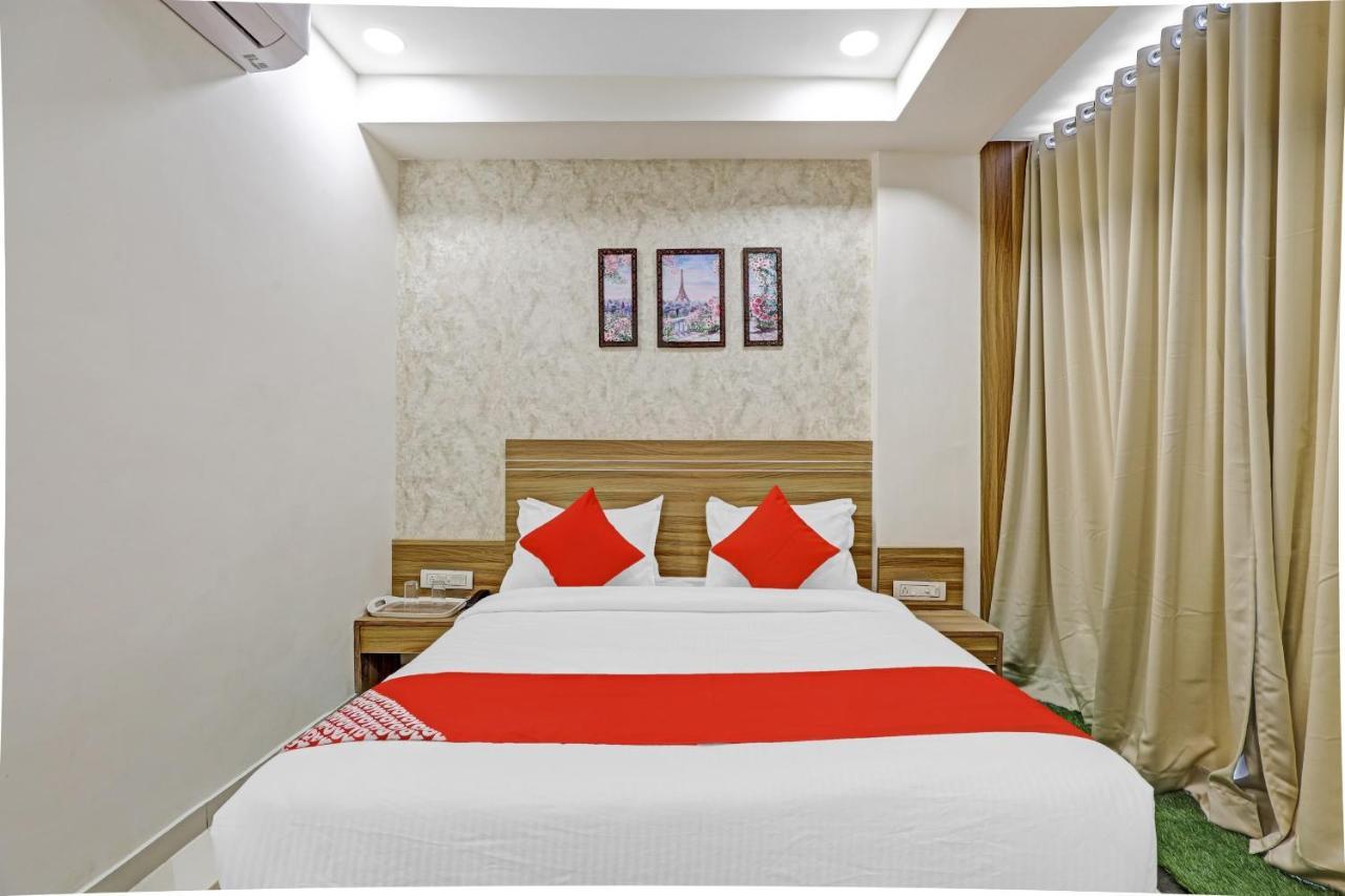 Oyo Flagship 86605 Hotel The Meriton 아흐메다바드 외부 사진