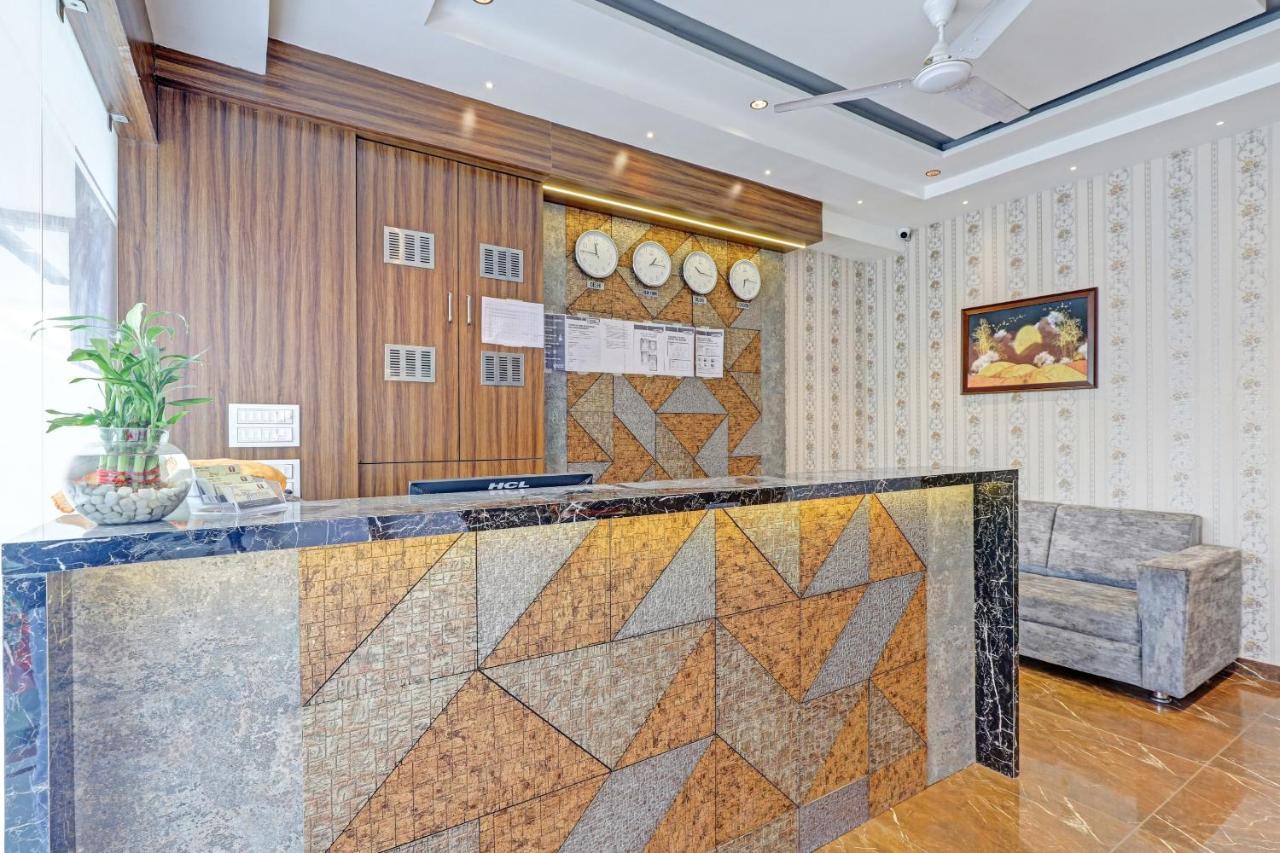 Oyo Flagship 86605 Hotel The Meriton 아흐메다바드 외부 사진