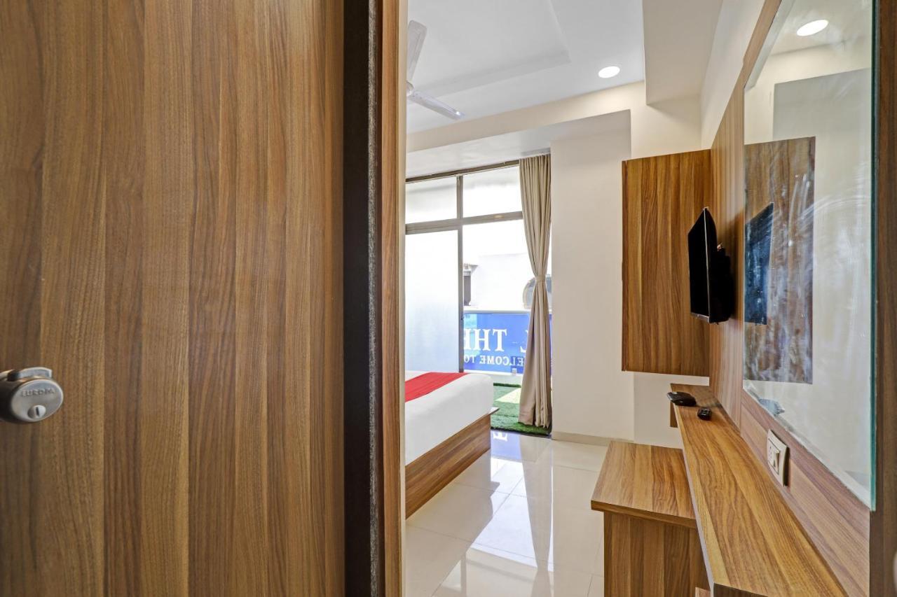 Oyo Flagship 86605 Hotel The Meriton 아흐메다바드 외부 사진