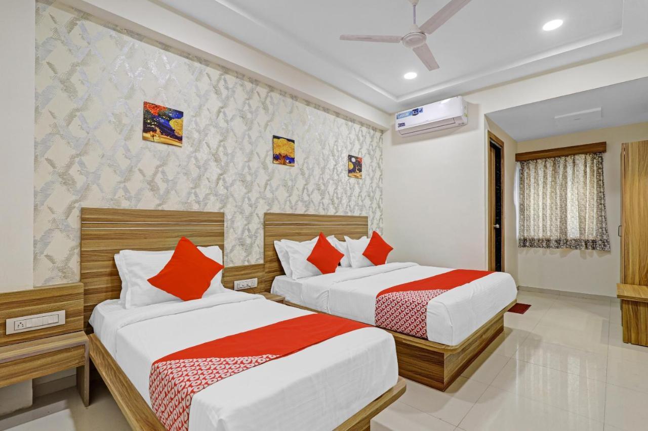 Oyo Flagship 86605 Hotel The Meriton 아흐메다바드 외부 사진