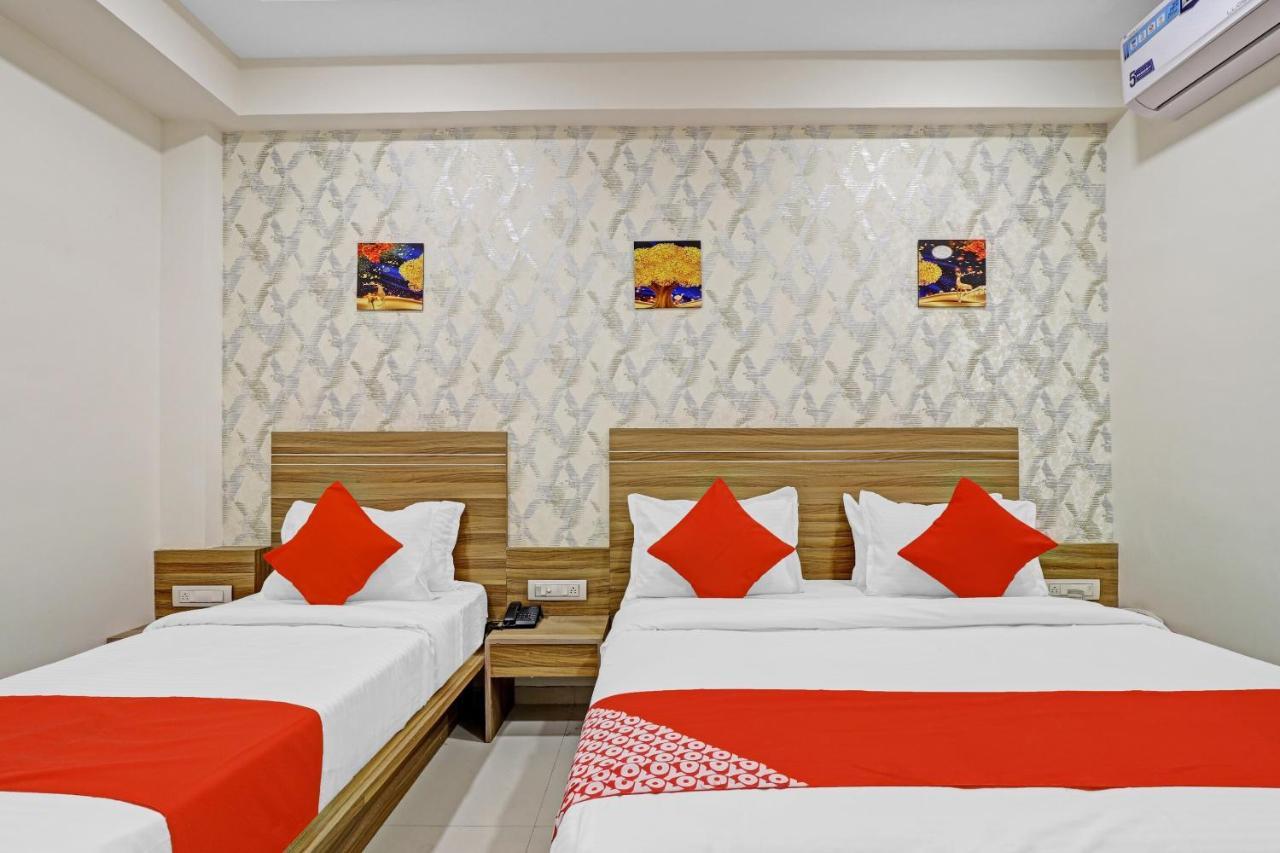 Oyo Flagship 86605 Hotel The Meriton 아흐메다바드 외부 사진