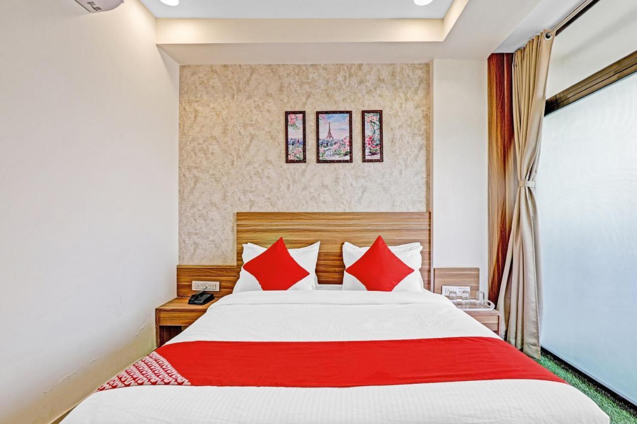 Oyo Flagship 86605 Hotel The Meriton 아흐메다바드 외부 사진