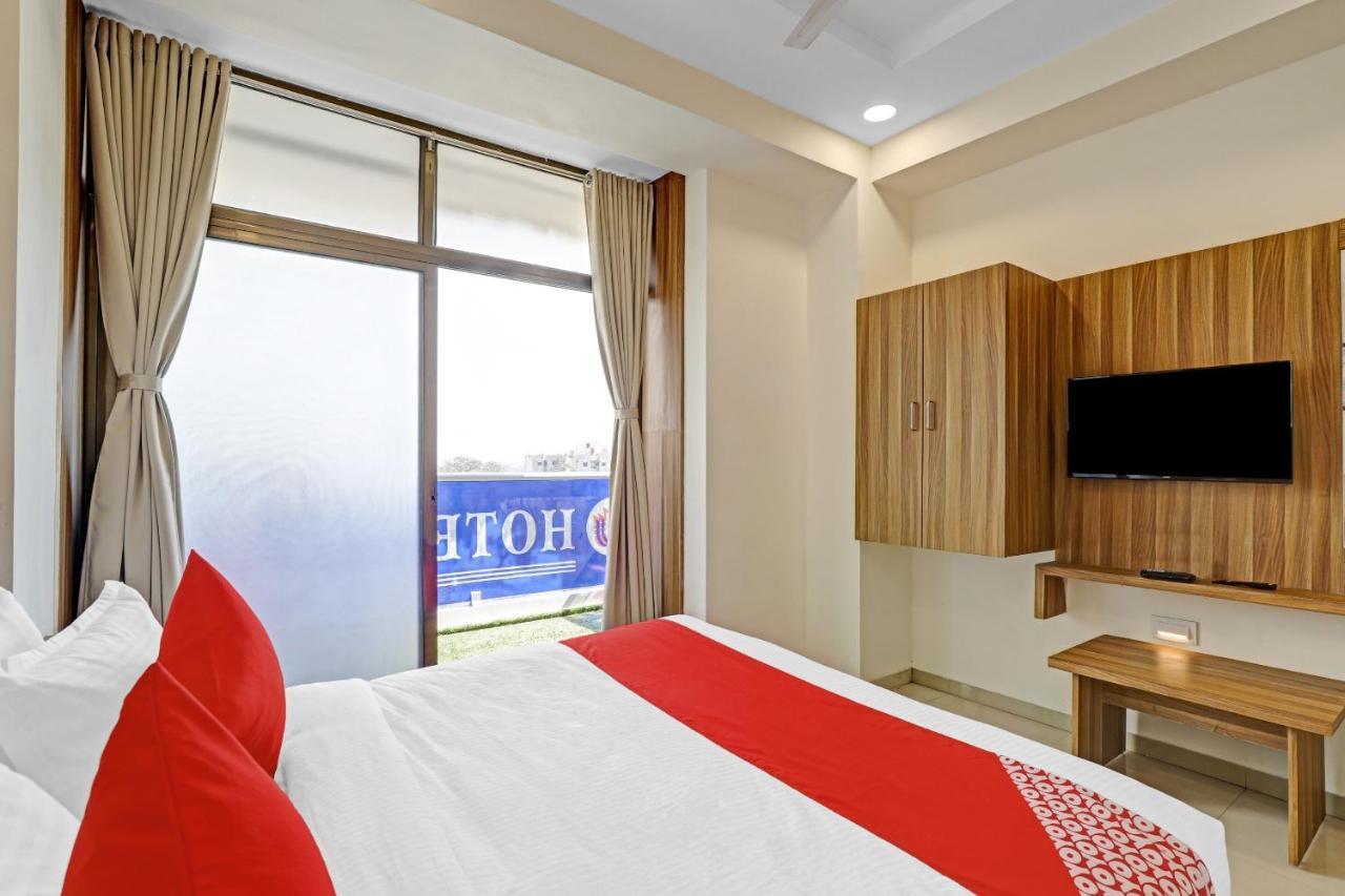 Oyo Flagship 86605 Hotel The Meriton 아흐메다바드 외부 사진