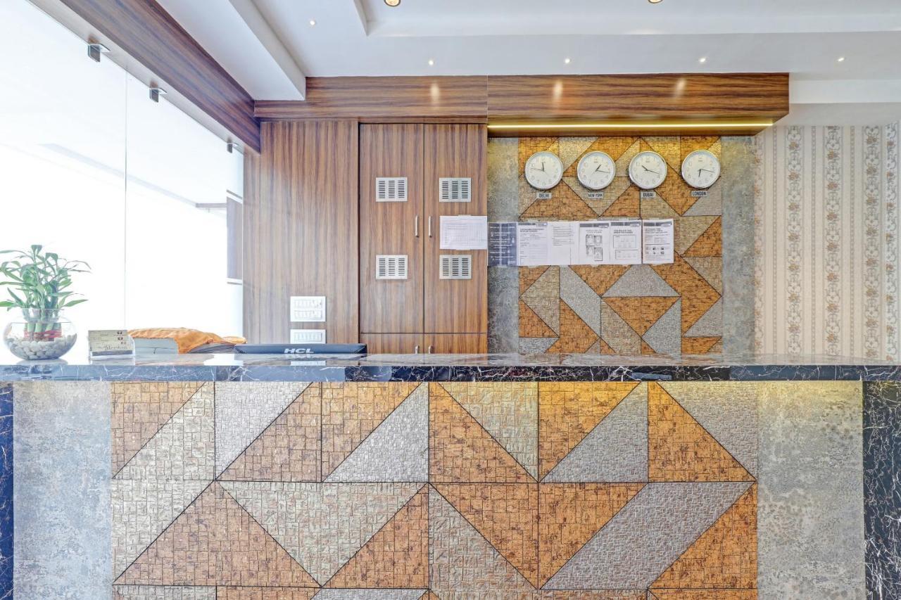 Oyo Flagship 86605 Hotel The Meriton 아흐메다바드 외부 사진