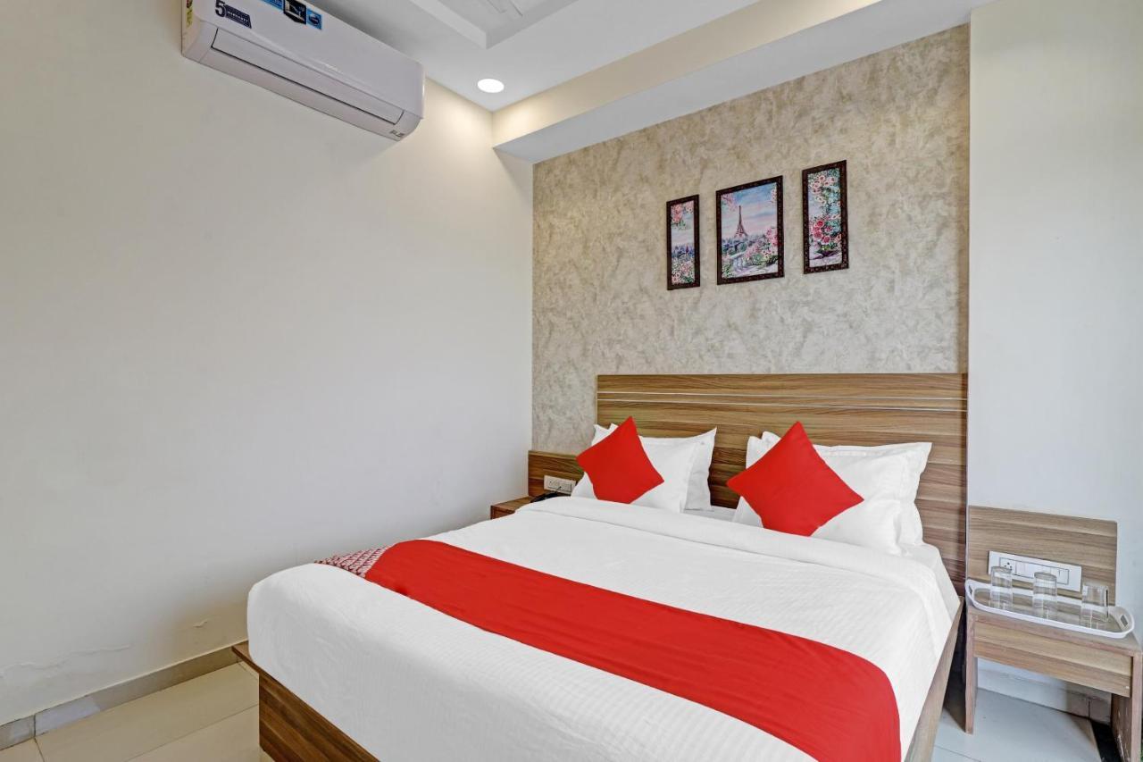 Oyo Flagship 86605 Hotel The Meriton 아흐메다바드 외부 사진