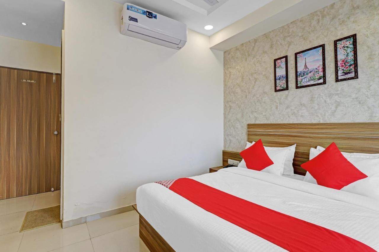 Oyo Flagship 86605 Hotel The Meriton 아흐메다바드 외부 사진
