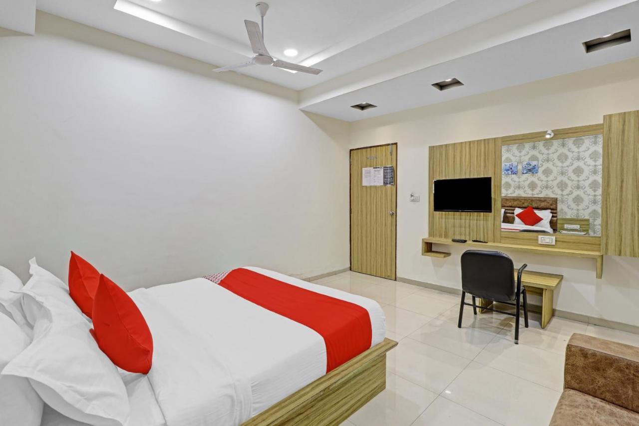 Oyo Flagship 86605 Hotel The Meriton 아흐메다바드 외부 사진