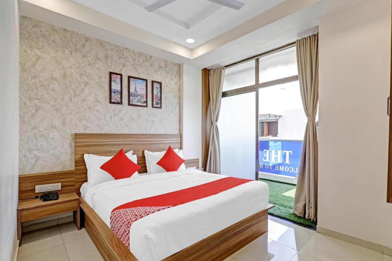Oyo Flagship 86605 Hotel The Meriton 아흐메다바드 외부 사진