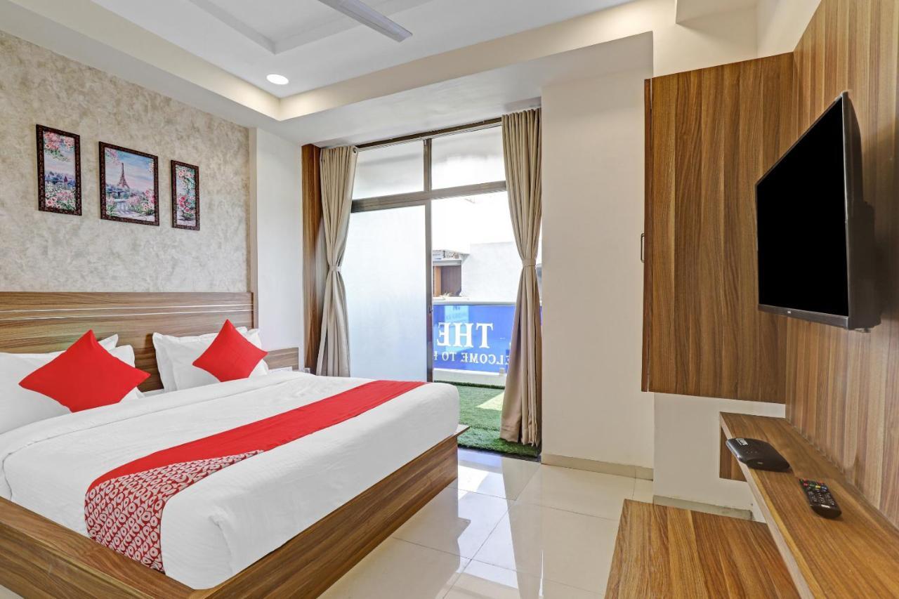 Oyo Flagship 86605 Hotel The Meriton 아흐메다바드 외부 사진