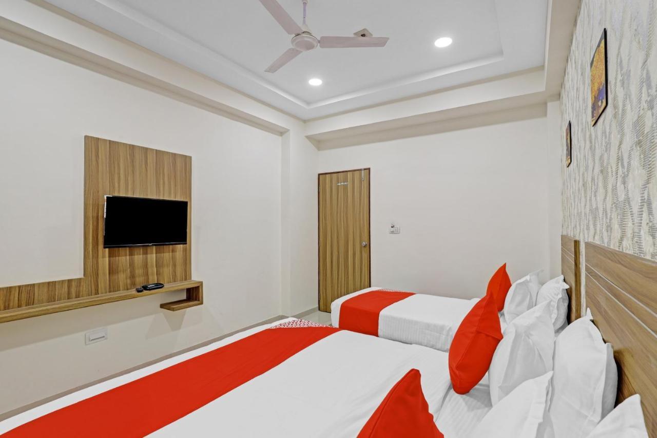 Oyo Flagship 86605 Hotel The Meriton 아흐메다바드 외부 사진