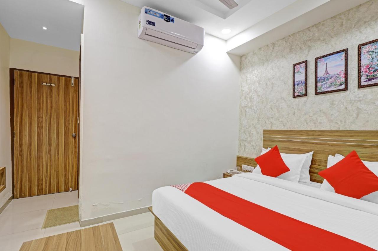 Oyo Flagship 86605 Hotel The Meriton 아흐메다바드 외부 사진