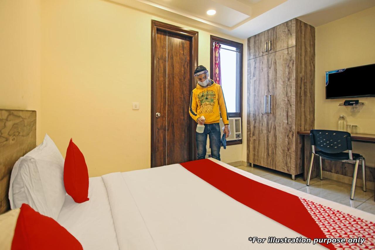 Oyo Flagship 86605 Hotel The Meriton 아흐메다바드 외부 사진