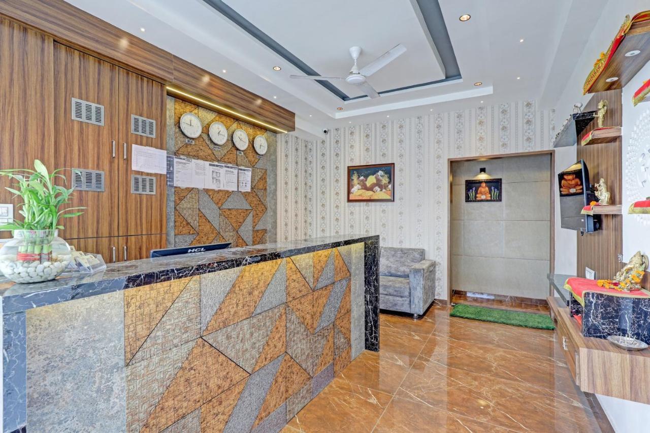 Oyo Flagship 86605 Hotel The Meriton 아흐메다바드 외부 사진